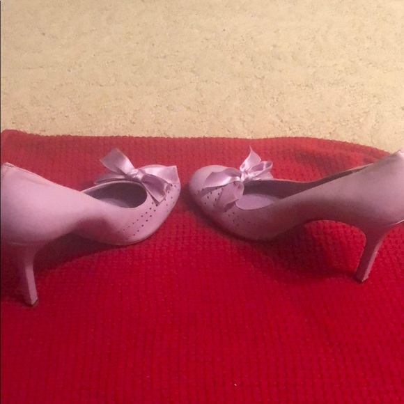 BCBGirls Lavender Heels with bow - Picture 4 of 4